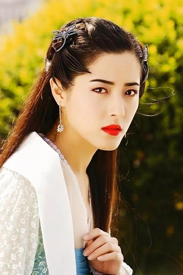 曾黎近照曝光,47岁头顶白发显老态,穿拖鞋逛街,蹲地吃饭无人识