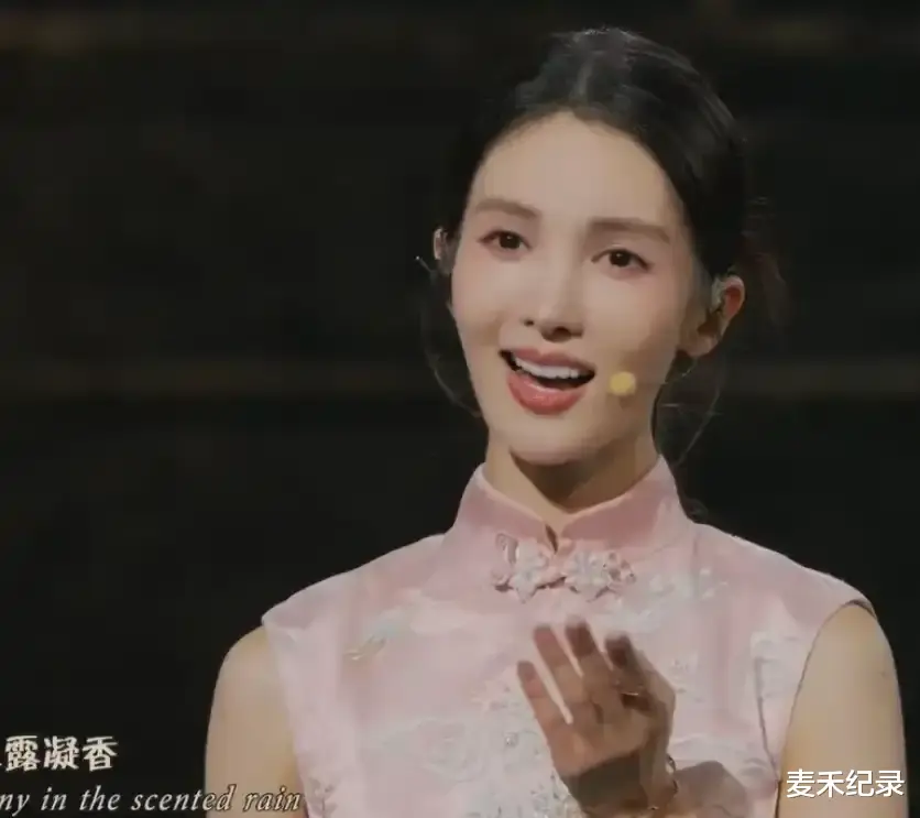 绝了!央视中秋晚会封神,刘涛雪肤花貌,金晨美艳,唐嫣长发美翻