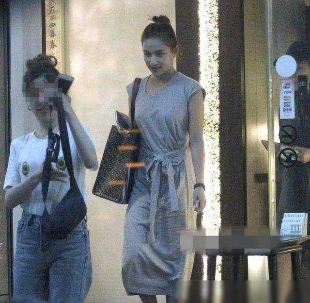 何超莲素颜现身街头,这颜值不敢恭维,平时全靠包装和打扮