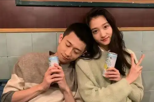 关晓彤张一山官宣婚礼了,好久没出现的张一山,到底犯什么事了