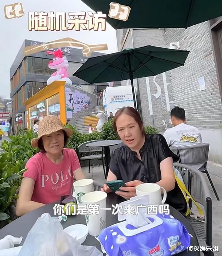 李亚鹏娇妻独自带婆婆妈妈旅行，2岁夏夏成团宠，祖孙三代超有爱