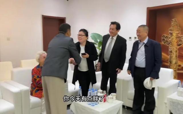 北京电影节闭幕式,李雪健与闫妮的握手,诠释了老艺术家的涵养