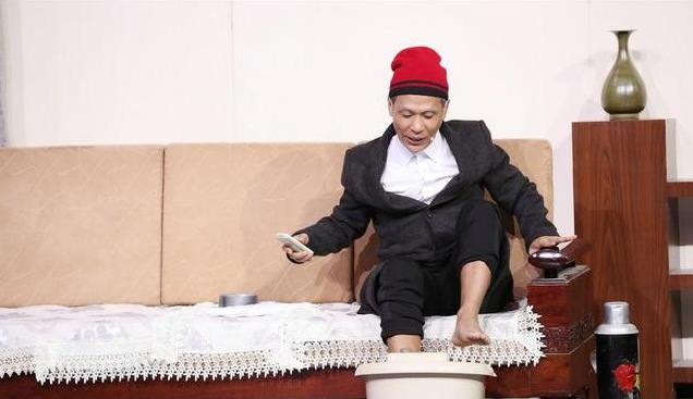 与原配结婚七年,成名后却立马离婚娶美女粉丝,宋小宝如今怎样?