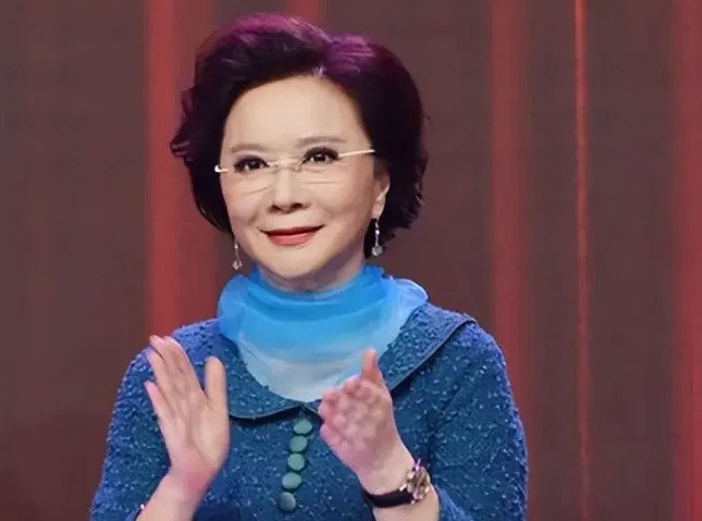 原来他就是蔡明儿子!隐瞒37年不暴露,究竟是何方神圣