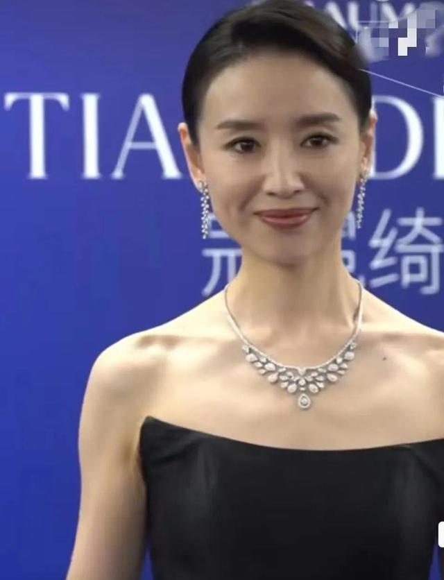 44岁董洁和49岁周迅同框,天然脸与医美脸区别,一目了然