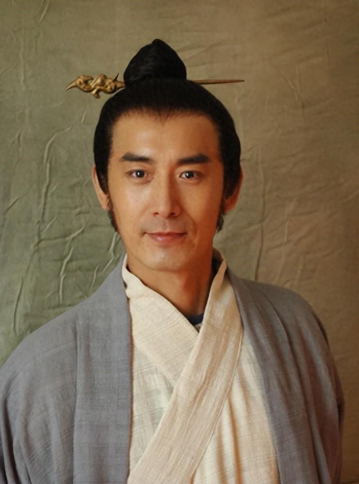 59岁老戏骨长得帅还顾家，出道27年零绯闻，老婆是漂亮演员