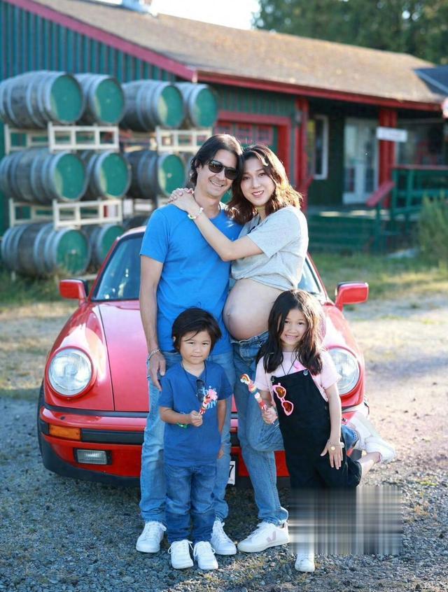 钟嘉欣晒照庆祝40岁生日 与孩子们合影留念