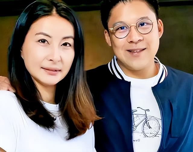 朱玲玲：抛弃霍震霆和3个儿子，50岁嫁给爱情的她再次净身出户？