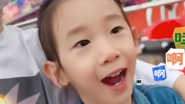 应采儿带小儿子坐过山车，hoho演绎可爱“变脸”，高马尾超抢镜