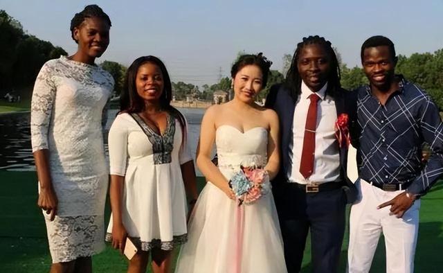 武大校花远嫁非洲，婚后惨遭黑人男友虐待，父亲解救失败绝望自缢