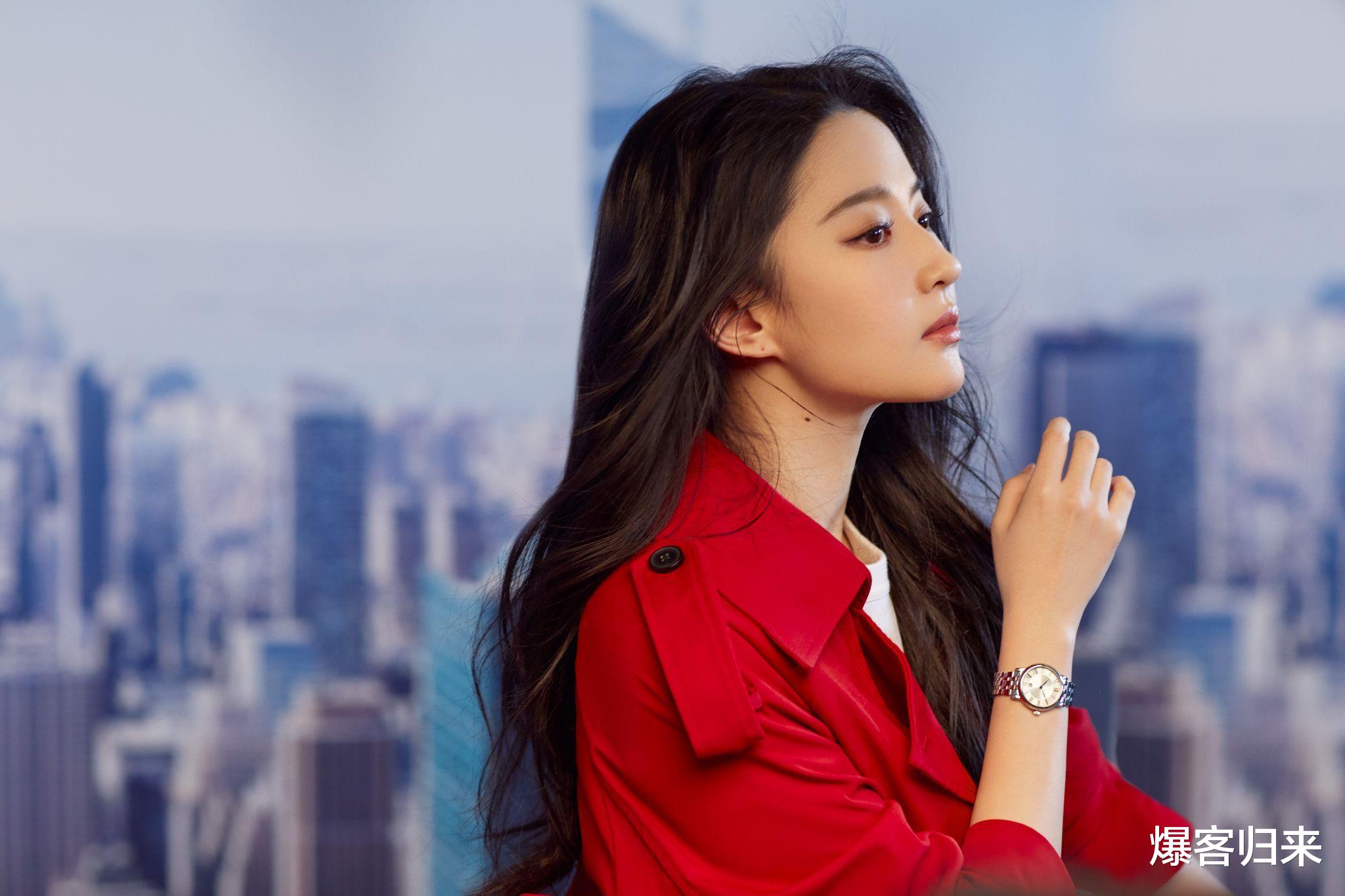 刘亦菲下午茶时光被偶遇,休闲装扮显灵动,美貌依旧引关注