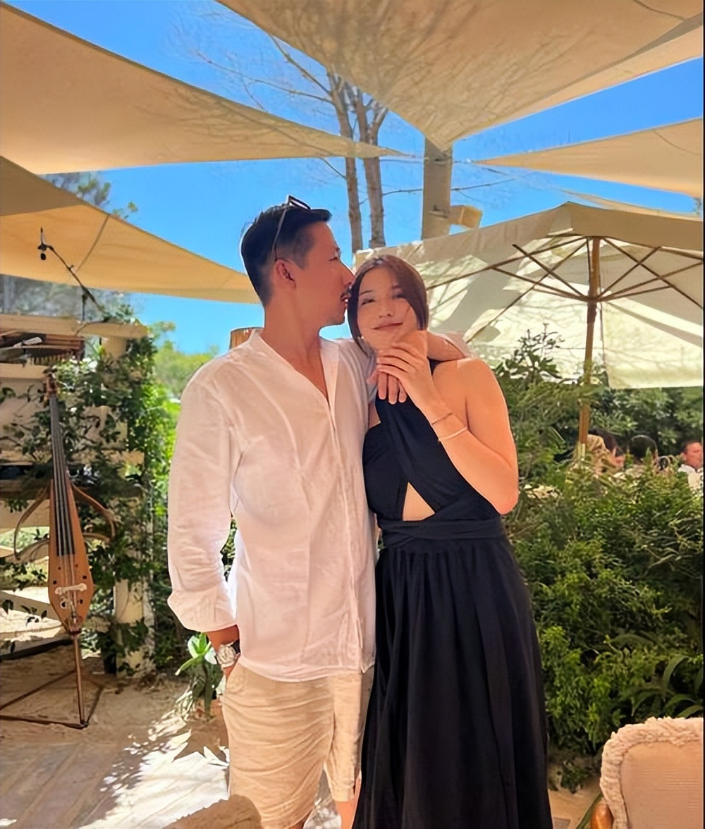 施伯雄夫妇新婚恩爱大片：爱的绽放与永恒