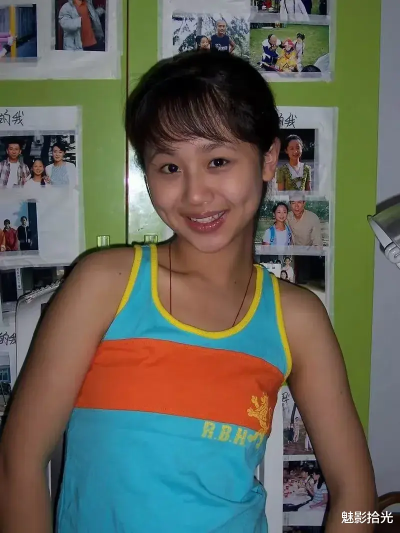 32岁杨紫抱爱狗庆生，针织衫长筒靴身材爆炸