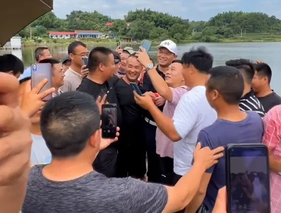 大网红邓刚,直播中意外“翻车”,引发了一场质疑和“群嘲”