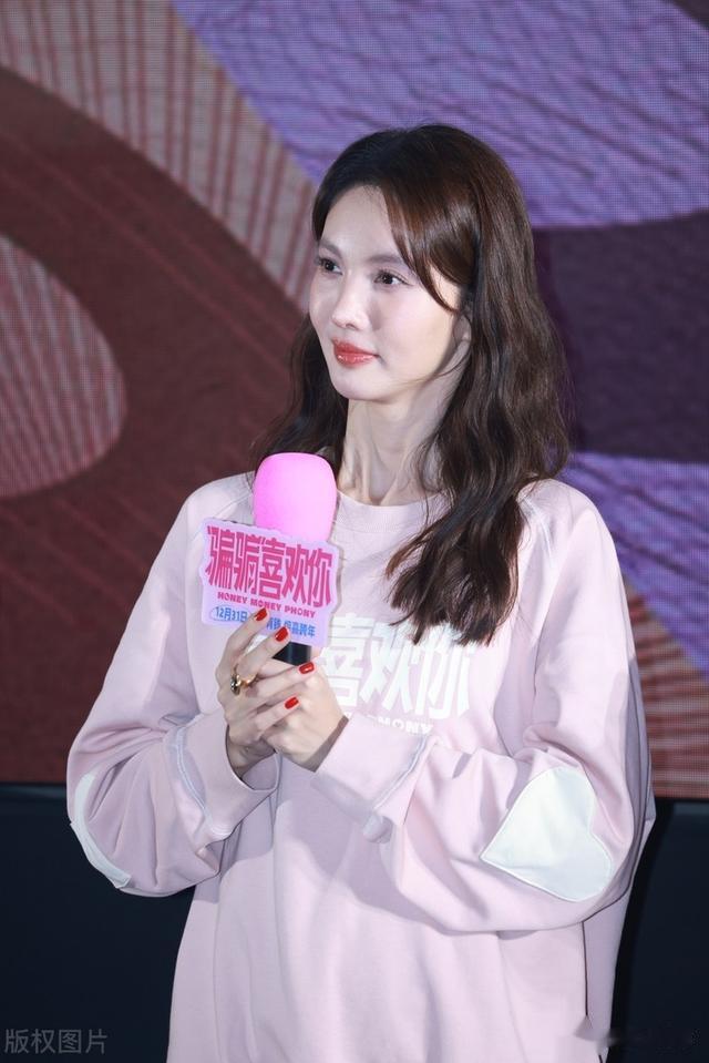 金晨出席电影首映礼，卫衣牛仔裤，轻松随性