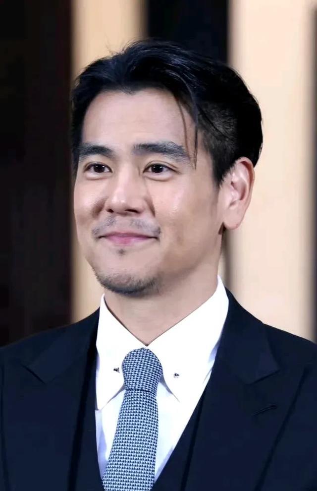 妈耶！彭于晏颜值断崖式下滑，又油又肿，金秀贤疑一见钟情女网红