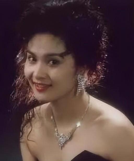 她曾是央视美女主持人,与军委副主席之子离婚后,如今成知名画家