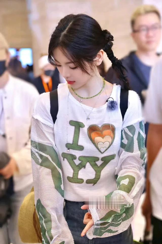 杨超越上班路透~ 字母T编发造型好元气的超越妹妹！