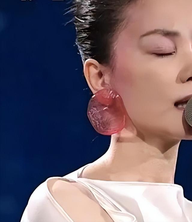 王菲出场,瞬间爆了!网友却对着她的耳环流口水