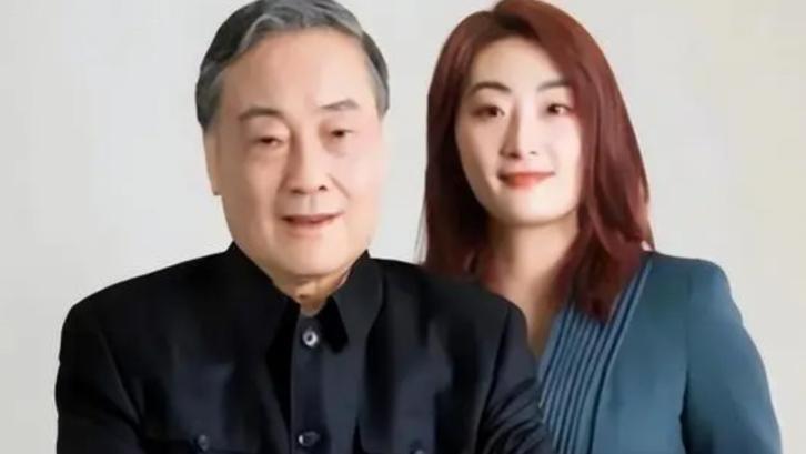 宗庆后刚走女儿就被欺负！追悼会惊现宗馥莉追求者，手拿红伞捣乱