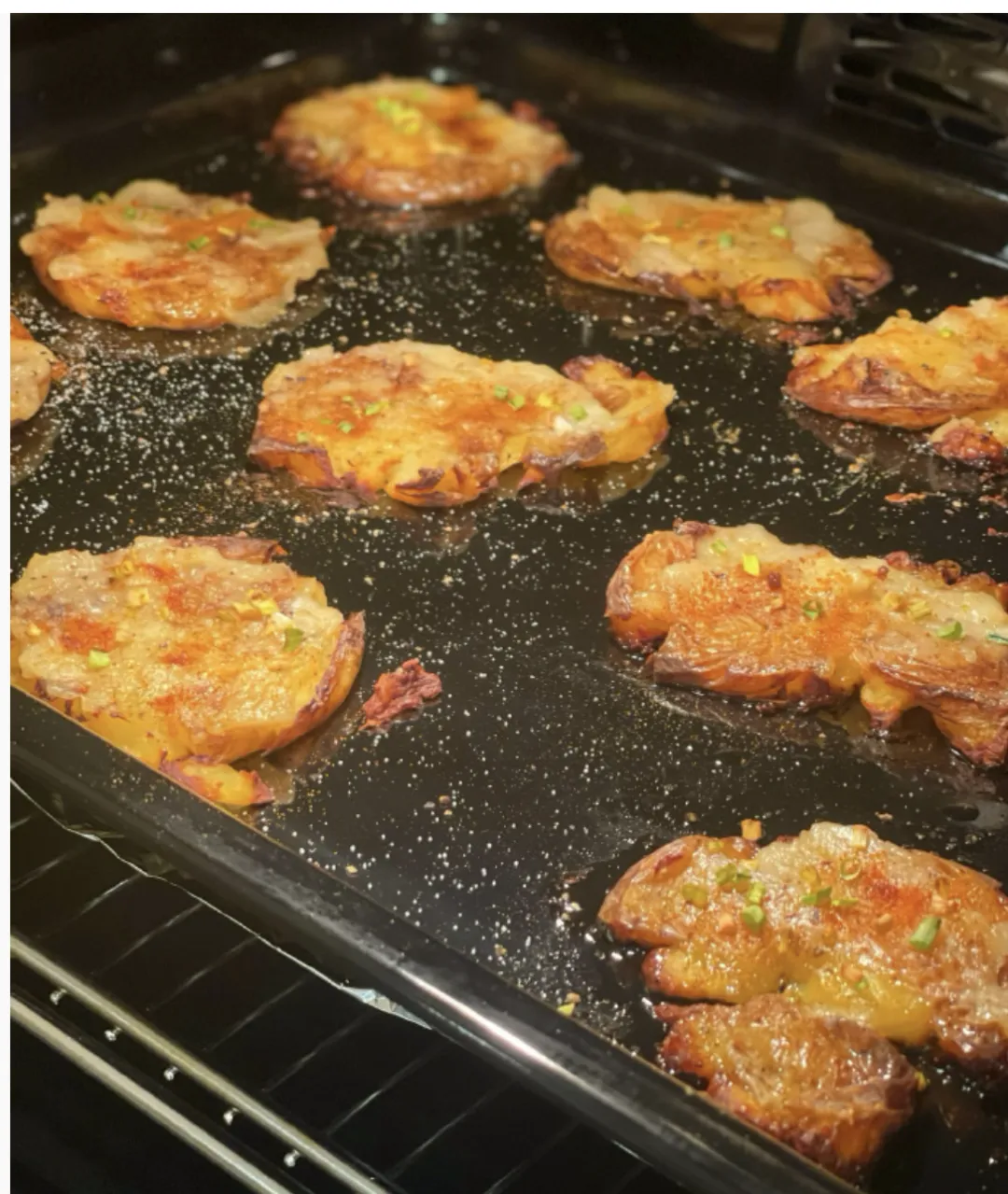 35岁文咏珊被偶遇：穿白色V领提着小箱子，皮肤白皙像小姑娘