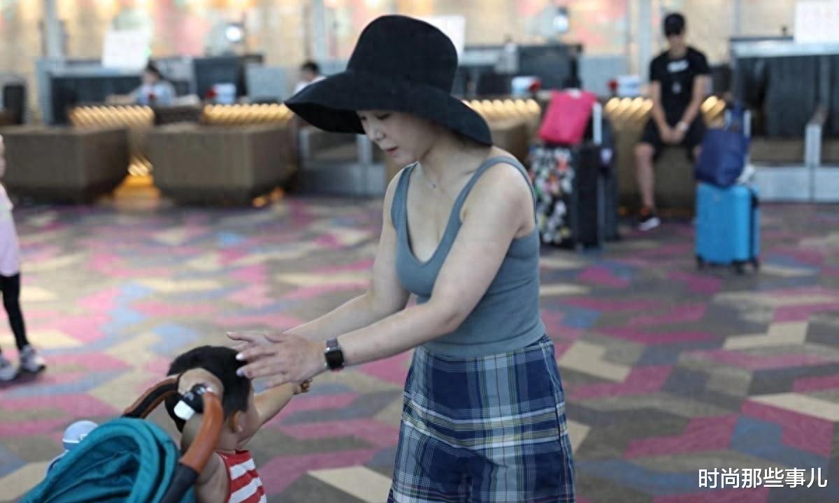 二胎后李小萌变“大号水蜜桃”，阔腿裤+小背心，38岁又欲又成熟