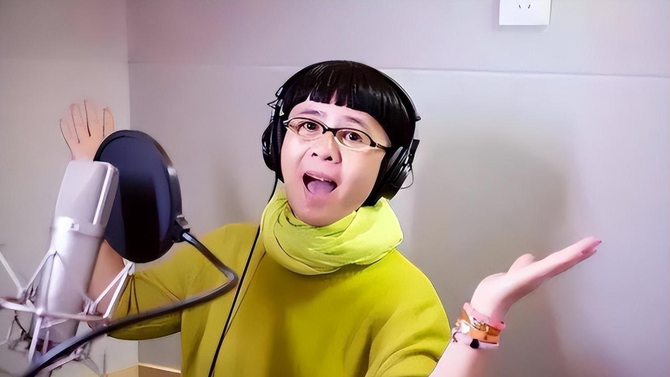 “金龟子”刘纯燕57岁仍不换发型，网友热议：是情怀还是固执？