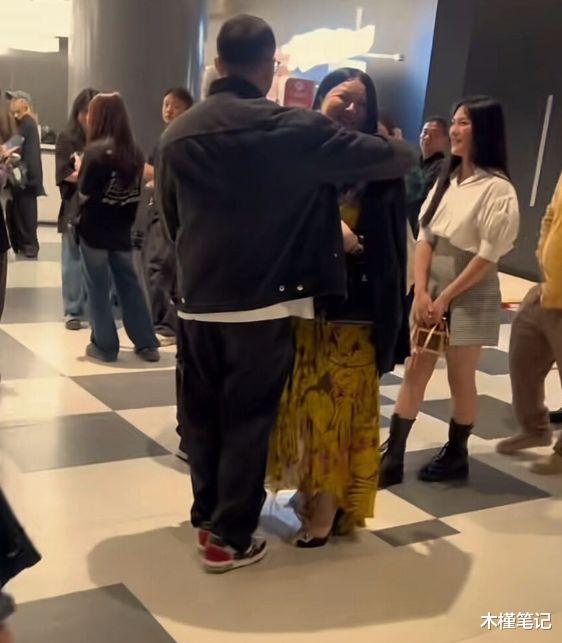 48岁李湘现身长沙街头,夏天穿西装不怕热,疑胖至160斤