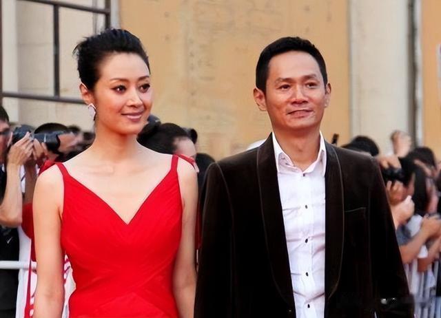 15年前,他在爱妻葬礼上哭到昏厥,发誓永不再娶,如今怎么样了