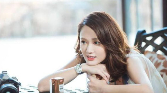 《陈乔恩减肥成功，甜蜜出行秀恩爱》