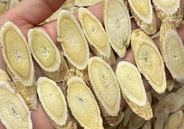 男性若坚持喝黄芪水，一个月后，4件“喜事”或不请自来