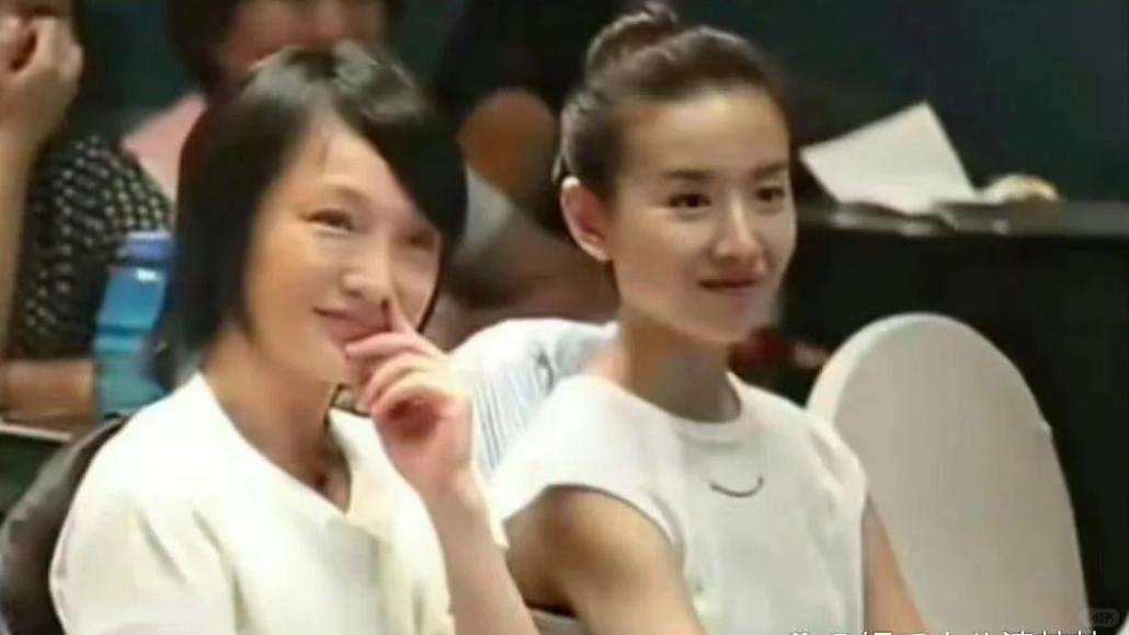 50岁的周迅和44岁的董洁同框，医美脸和天然脸的差别，一目了然