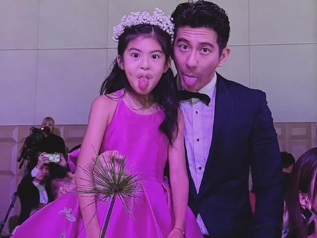 贾静雯修杰楷一家五口参加萧敬腾和林有慧的婚礼,三个女儿好养眼