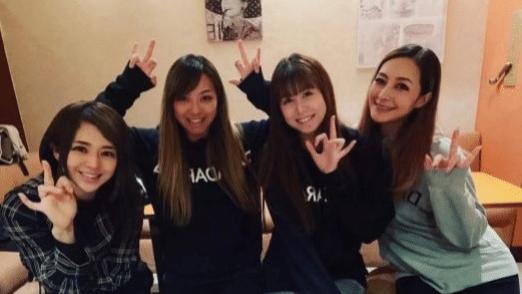 38岁苍井空和闺蜜开心自拍，皮肤细腻很漂亮，不忘护肤保持肌肤