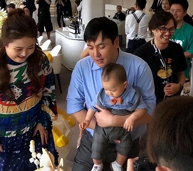 沈腾一家近况曝光，爸妈腿脚不利索被搀扶，王琦暴瘦与老公无交流