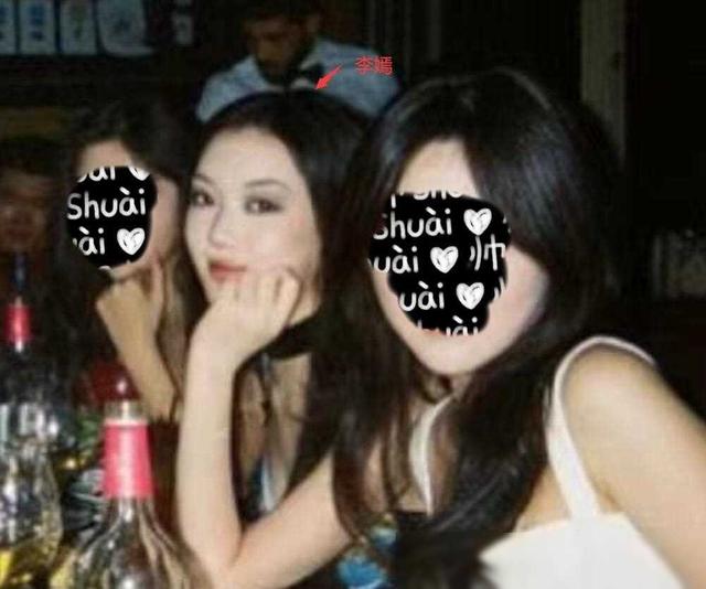 李嫣参加聚会模样大变,穿皮草出镜太像王菲,嘴唇伤疤已完全消失