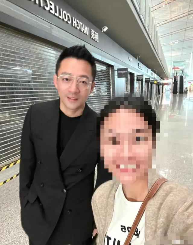 汪小菲秒变精神小伙儿,西装革履,白框眼镜,台北见丈母娘!