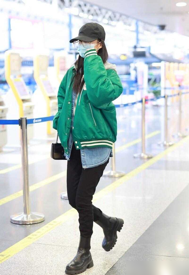 李沁又把“绿色”穿火了，绿夹克叠穿小脚裤超洋气，减龄时髦