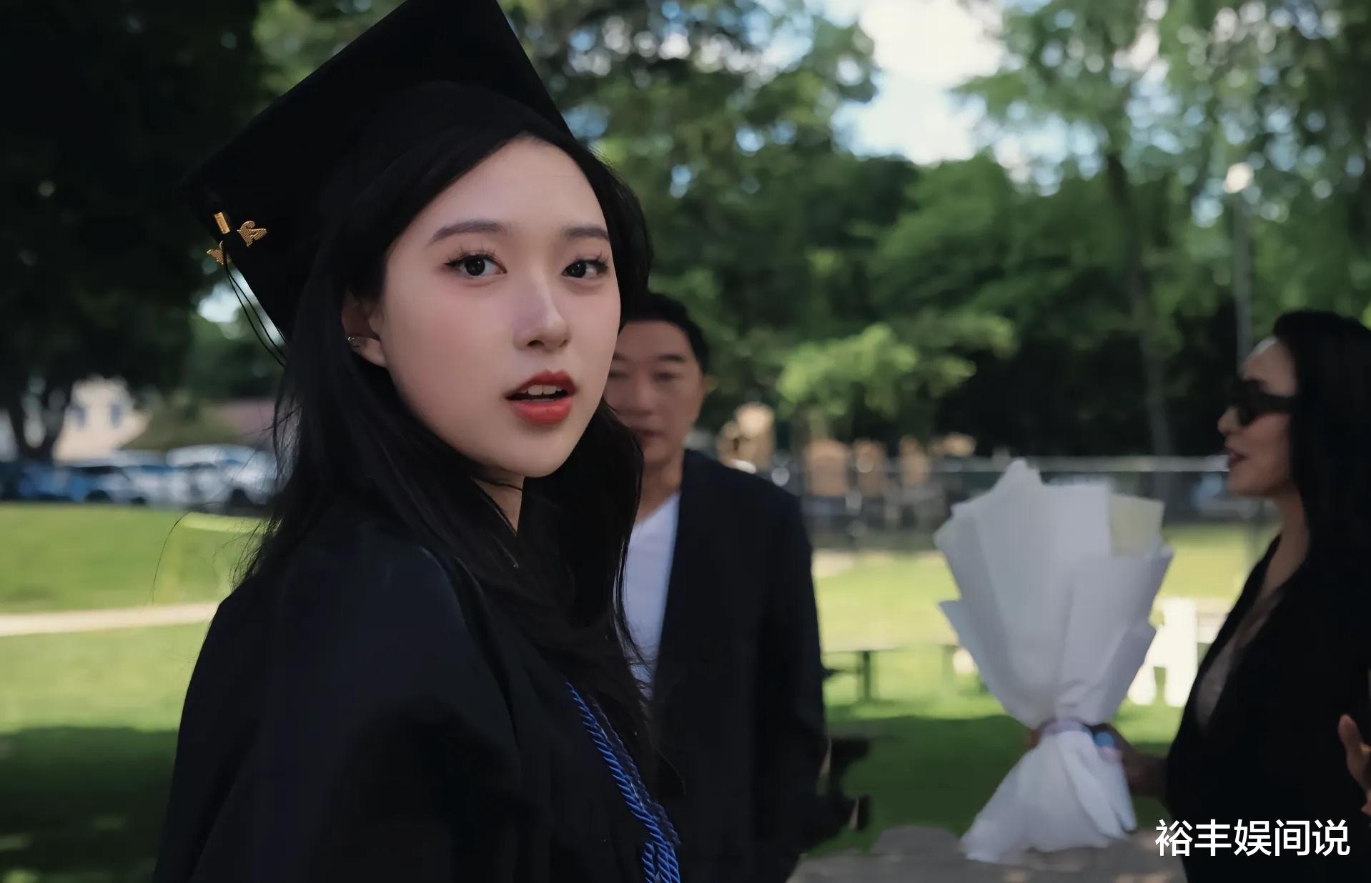 邵峰携妻子参加女儿毕业典礼!18岁女儿颜值超高,已拥有加拿大籍