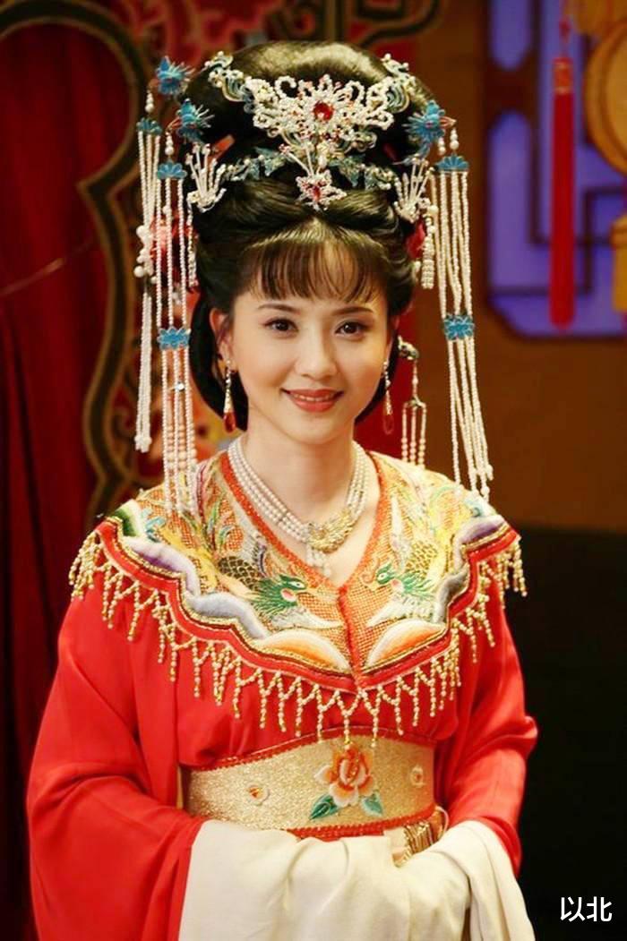 她是国家一级演员,曾为丈夫守寡11年,如今54岁美过20岁女儿