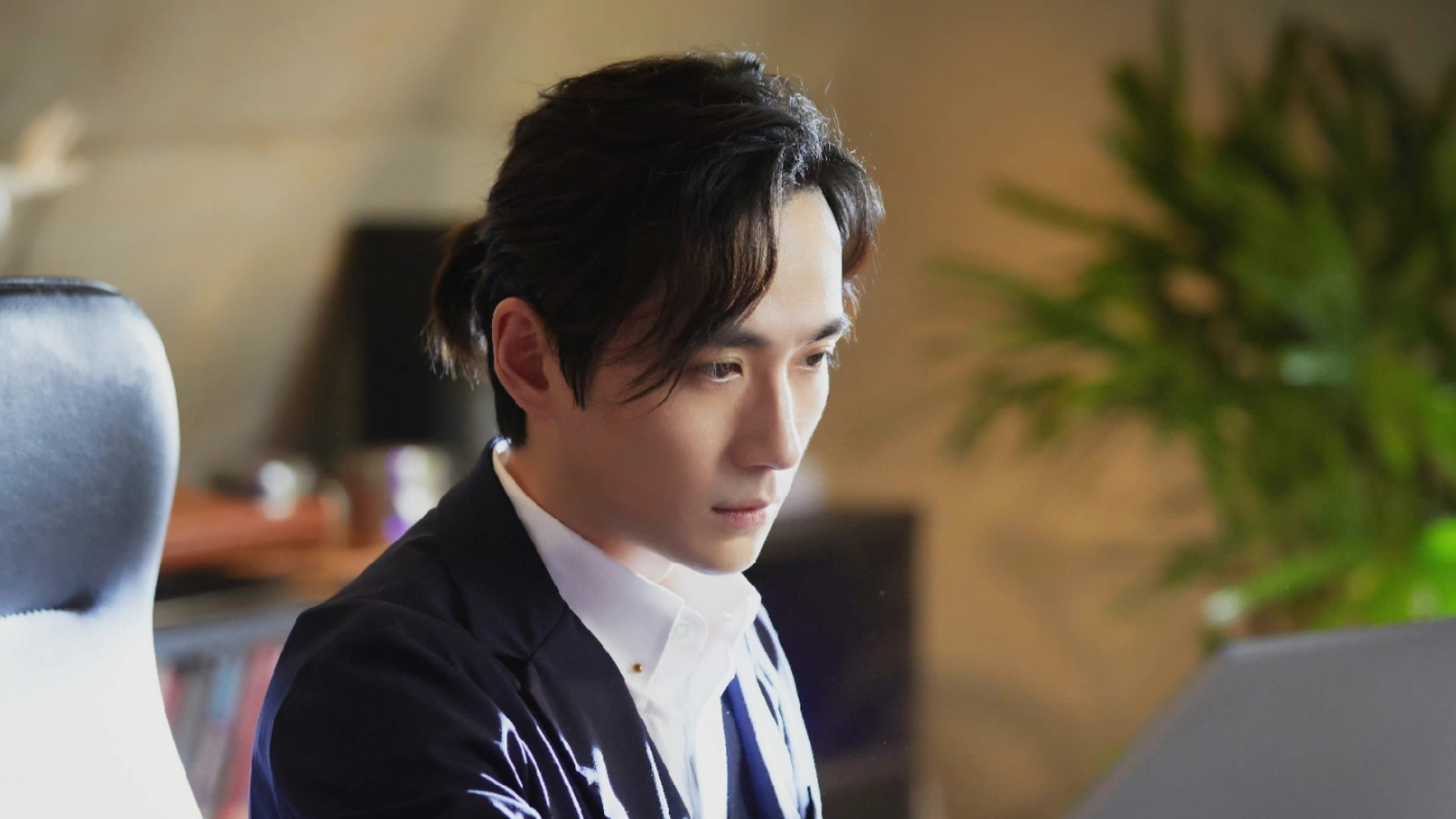 朱一龙北影节闭幕式新中式礼服引爆热议，外国评委争相围观