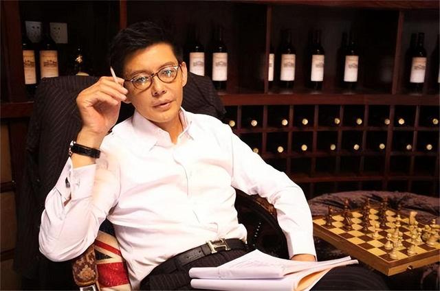 他是“央视败类”，抛弃妻子和董卿同居6年，14岁才知叔叔是亲爸