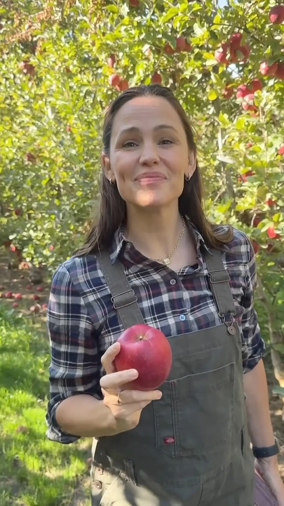 詹妮弗·加纳带着家人重返故乡，现任男友和前夫的传闻满天飞