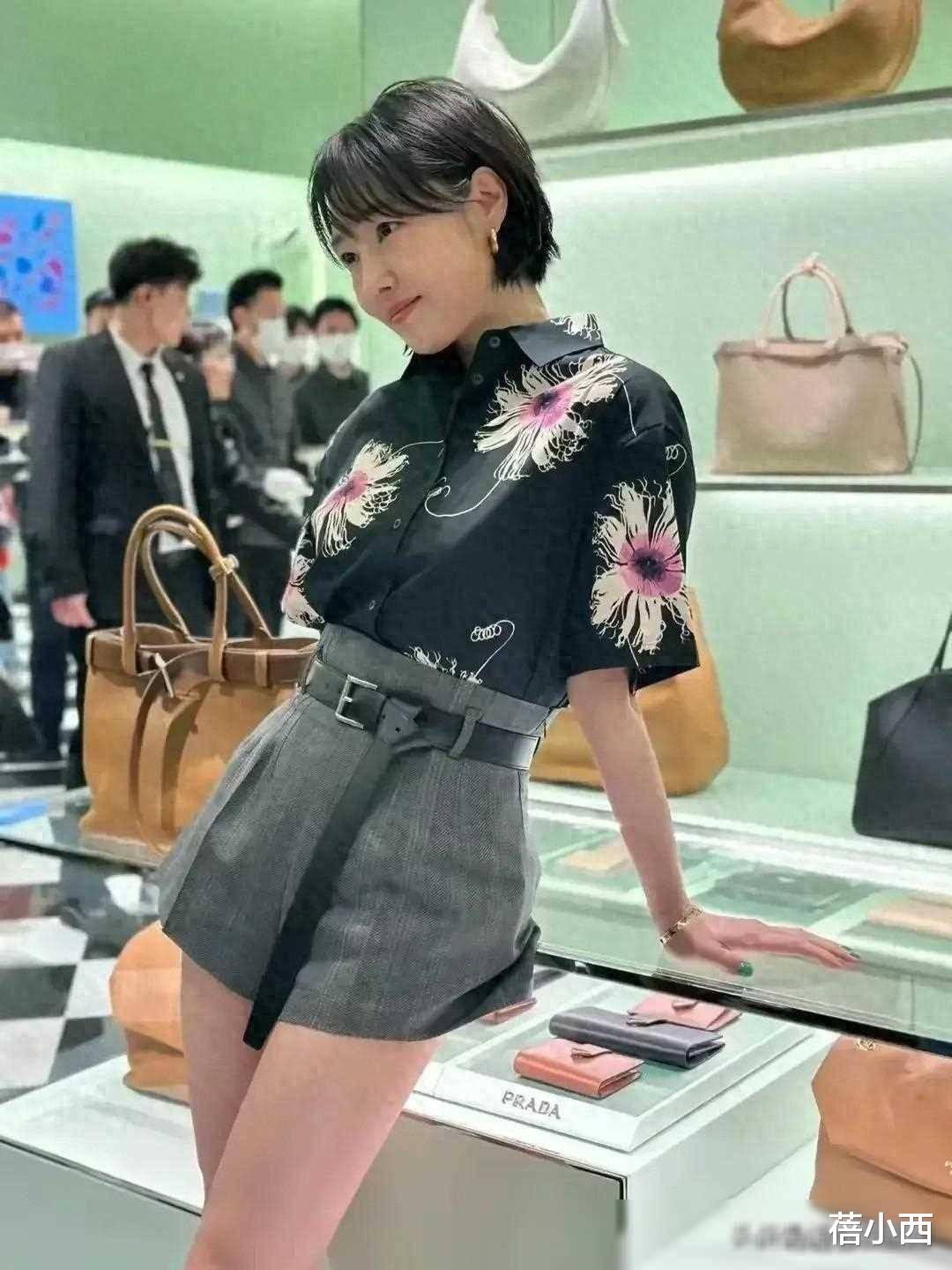 40岁白百何成功再婚后新剪了短发,穿搭时髦洋气,好状态真让人慕