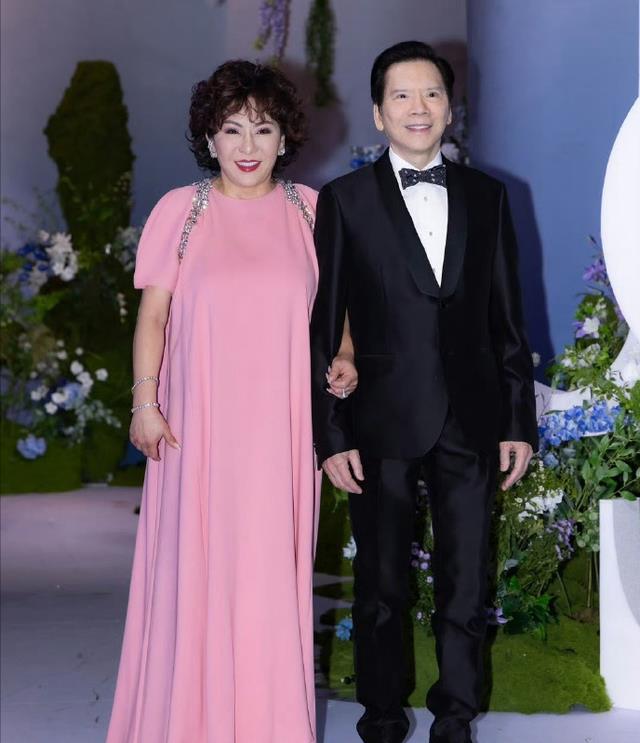 向华强参加萧敬腾婚礼，面部苍白四肢僵硬像蜡像，网友：儿子气的