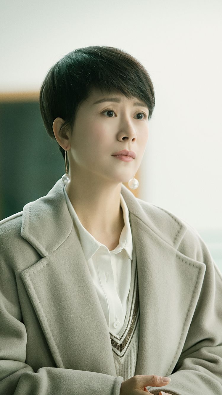 海清回老家祭祖,素颜和亲友聚餐,生图曝光清瘦又显老