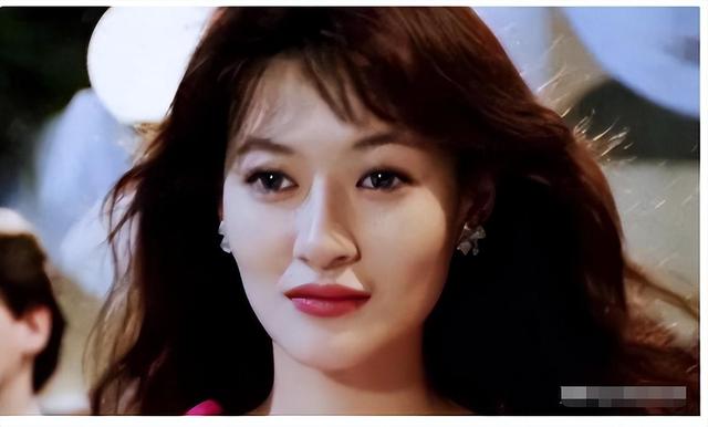 陈宝莲跳楼身亡21年,儿子被王菲经纪人收养,模样酷似干爹黄任中