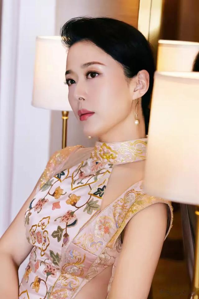 颜丹晨:知性高雅，端庄大方，妩媚多姿