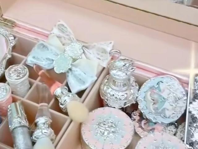 伊能静晒七岁女儿精致护肤日常，一箱子化妆品，每天护肤保养指甲