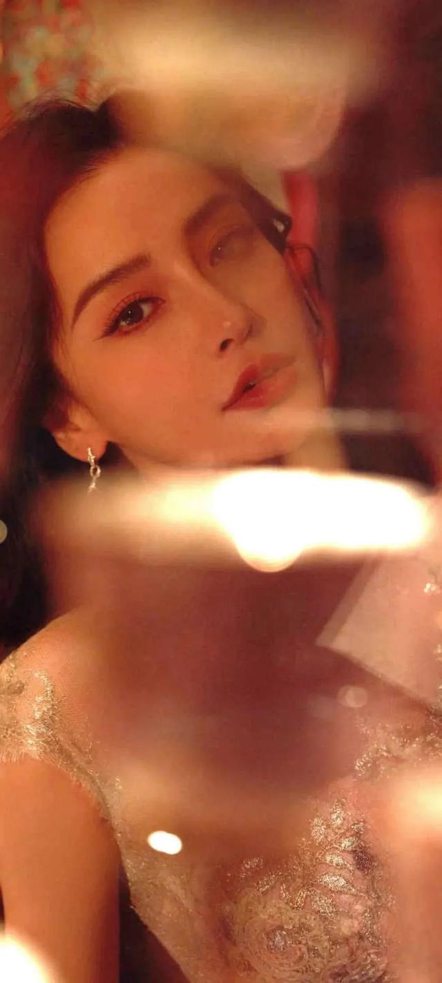 杨颖唯美写真，时尚活力，自在美丽！